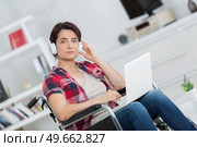 enjoying lifes positive things despite severe handicap. Стоковое фото, агентство Ingram Publishing / Фотобанк Лори