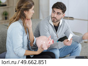 couple arguing about money at home. Стоковое фото, агентство Ingram Publishing / Фотобанк Лори