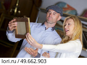 a couple buying the antiques. Стоковое фото, агентство Ingram Publishing / Фотобанк Лори