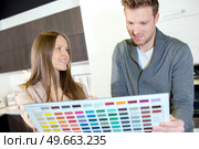 couple choosing paint colour from swatch. Стоковое фото, агентство Ingram Publishing / Фотобанк Лори