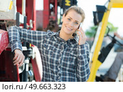 young female driver outside truck. Стоковое фото, агентство Ingram Publishing / Фотобанк Лори