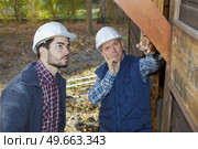 two workmen working on a building site. Стоковое фото, агентство Ingram Publishing / Фотобанк Лори