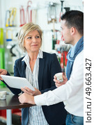 female manager of a logistics talking to worker. Стоковое фото, агентство Ingram Publishing / Фотобанк Лори