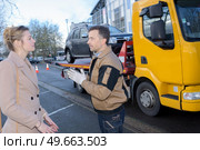 car towing worker talking to customer. Стоковое фото, агентство Ingram Publishing / Фотобанк Лори