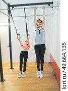 young fitness woman execute exercise on prelum abdominale. Стоковое фото, агентство Ingram Publishing / Фотобанк Лори