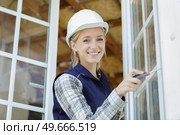 portrait of female glazier using screwdriver. Стоковое фото, агентство Ingram Publishing / Фотобанк Лори
