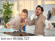 unhappy couple doing the cleaning. Стоковое фото, агентство Ingram Publishing / Фотобанк Лори
