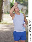 jogger making a pause in the park. Стоковое фото, агентство Ingram Publishing / Фотобанк Лори