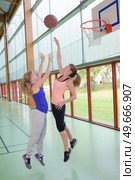 portrait of women basketball players midair. Стоковое фото, агентство Ingram Publishing / Фотобанк Лори