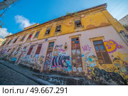 Popular bohemian area of ??Santa Teresa in Rio de Janeiro. Historic buildings are painted with graffiti. Стоковое фото, агентство Ingram Publishing / Фотобанк Лори