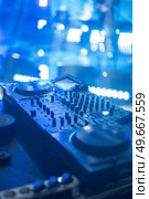 DJ mixing console. Tune in before a concert. Стоковое фото, агентство Ingram Publishing / Фотобанк Лори