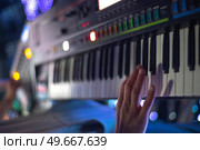 the piano on stage in the spotlight. Before the concert. Стоковое фото, агентство Ingram Publishing / Фотобанк Лори