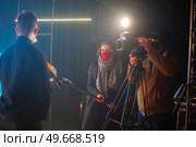 masked journalists interviewing during a pandemic. Covid-19. Стоковое фото, агентство Ingram Publishing / Фотобанк Лори