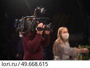 masked journalists interviewing during a pandemic. Covid-19. Стоковое фото, агентство Ingram Publishing / Фотобанк Лори