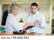 male assistant executing managers orders. Стоковое фото, агентство Ingram Publishing / Фотобанк Лори