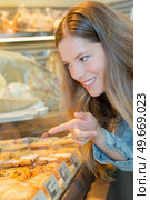 woman pointing at a pastry. Стоковое фото, агентство Ingram Publishing / Фотобанк Лори