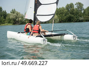 couple is sailing on a lake. Стоковое фото, агентство Ingram Publishing / Фотобанк Лори