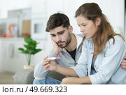 sad couple after negative pregnancy test result. Стоковое фото, агентство Ingram Publishing / Фотобанк Лори