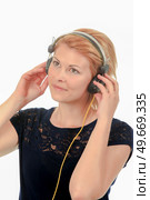 Playful woman wearing headphones. Стоковое фото, агентство Ingram Publishing / Фотобанк Лори