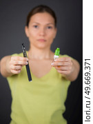 an elegant woman showing e-cigarette. Стоковое фото, агентство Ingram Publishing / Фотобанк Лори