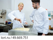 chef prepare chocolate with chef checking. Стоковое фото, агентство Ingram Publishing / Фотобанк Лори