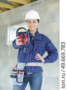 woman in workshop with noise cancelling headphones. Стоковое фото, агентство Ingram Publishing / Фотобанк Лори