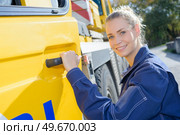 Portrait of woman opening truck door. Стоковое фото, агентство Ingram Publishing / Фотобанк Лори