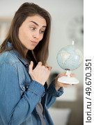 contemplative woman holding a globe. Стоковое фото, агентство Ingram Publishing / Фотобанк Лори
