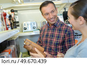 Couple looking at salt and pepper grinders. Стоковое фото, агентство Ingram Publishing / Фотобанк Лори