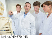 medical students and his teacher. Стоковое фото, агентство Ingram Publishing / Фотобанк Лори