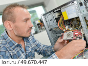 a man computer casing assembling. Стоковое фото, агентство Ingram Publishing / Фотобанк Лори