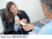 a businesswoman signing a contract. Стоковое фото, агентство Ingram Publishing / Фотобанк Лори