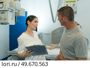 doctor talking with patient after radiograph. Стоковое фото, агентство Ingram Publishing / Фотобанк Лори