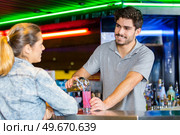 woman ordering from a bartender in a bar. Стоковое фото, агентство Ingram Publishing / Фотобанк Лори