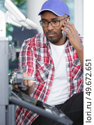 man on telephone next to broken photocopier. Стоковое фото, агентство Ingram Publishing / Фотобанк Лори