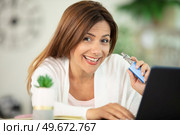 beautiful brunette smoke electronic cigarette and working on her laptop. Стоковое фото, агентство Ingram Publishing / Фотобанк Лори