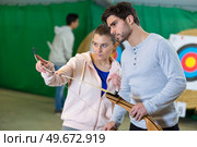 a young archer checking bow. Стоковое фото, агентство Ingram Publishing / Фотобанк Лори