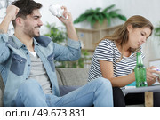 lady sulking because her boyfriend won the video game. Стоковое фото, агентство Ingram Publishing / Фотобанк Лори