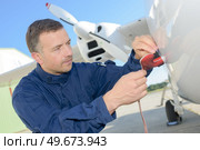 engineer filling small plane with furl. Стоковое фото, агентство Ingram Publishing / Фотобанк Лори