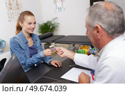 doctor checking sugar level of patient with glucometer. Стоковое фото, агентство Ingram Publishing / Фотобанк Лори