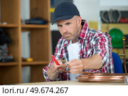 plumber marking copper pipe. Стоковое фото, агентство Ingram Publishing / Фотобанк Лори