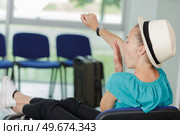tired young traveler women waiting at airport. Стоковое фото, агентство Ingram Publishing / Фотобанк Лори
