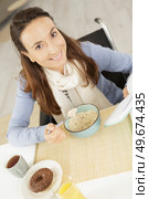 happy disabled woman eating breakfast. Стоковое фото, агентство Ingram Publishing / Фотобанк Лори