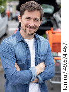 happy man pushing a shopping cart. Стоковое фото, агентство Ingram Publishing / Фотобанк Лори