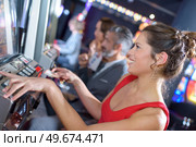 woman happy after winning on slot machine at casino. Стоковое фото, агентство Ingram Publishing / Фотобанк Лори