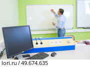 a man writing on whiteboard. Стоковое фото, агентство Ingram Publishing / Фотобанк Лори