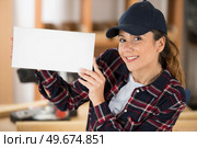 female worker with white plackard. Стоковое фото, агентство Ingram Publishing / Фотобанк Лори