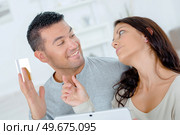 Couple on computer, man holding credit card. Стоковое фото, агентство Ingram Publishing / Фотобанк Лори