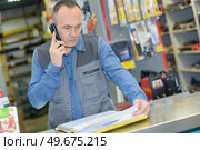 manager reading the order list. Стоковое фото, агентство Ingram Publishing / Фотобанк Лори