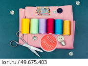 Home needlework kit, scissors, needles, buttons and bobbins with thread. Sewing tools and accessories, set. Стоковое фото, агентство Ingram Publishing / Фотобанк Лори